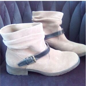 White Mountain Tan Faux Suede Slouchy Ankle Moto Boot with Buckle Strap 9.5 Lady